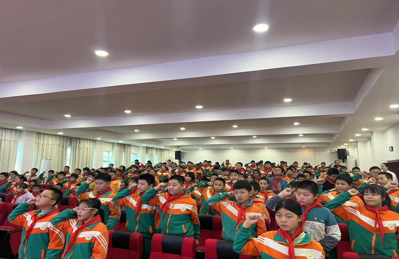 新宁县解放小学开展“我与祖国共成长”少先队入队活动