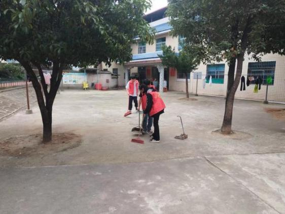 回龙寺镇军田中学“青少年关爱老年人”促民族团结志愿者服务