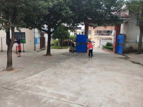 回龙寺镇军田中学“青少年关爱老年人”促民族团结志愿者服务