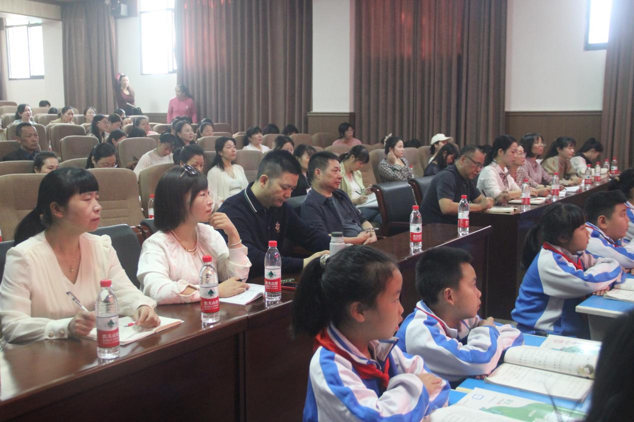 张克家名校长工作室、城区二小青蓝学院联合开展“壹课堂”研讨活动