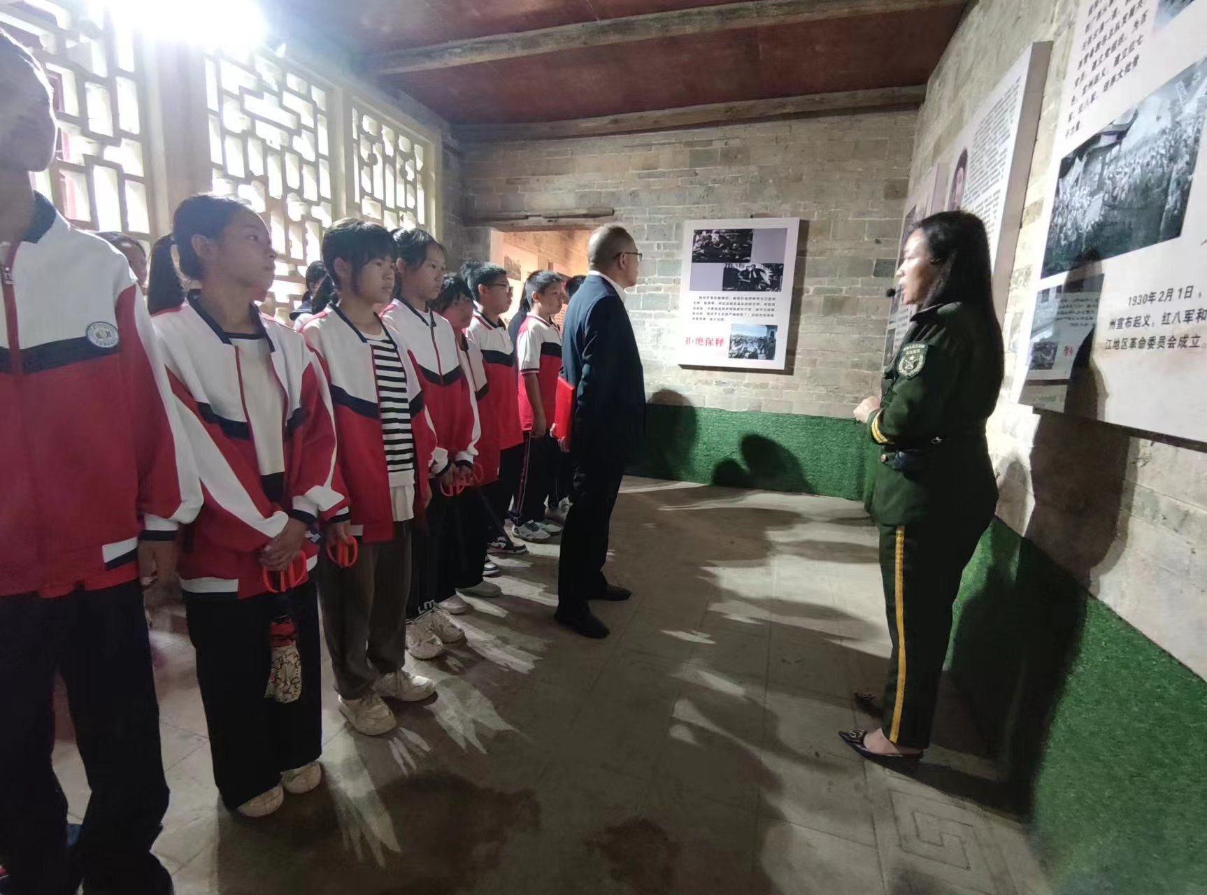 金城学校组织党员和学生代表参观宛旦平故居