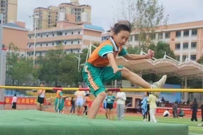 小小少年勇拼搏，青春飞扬展风采