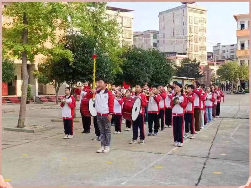 塘渡口镇第三完全小学举行“九九重阳节，浓浓敬老情”主题升旗仪式