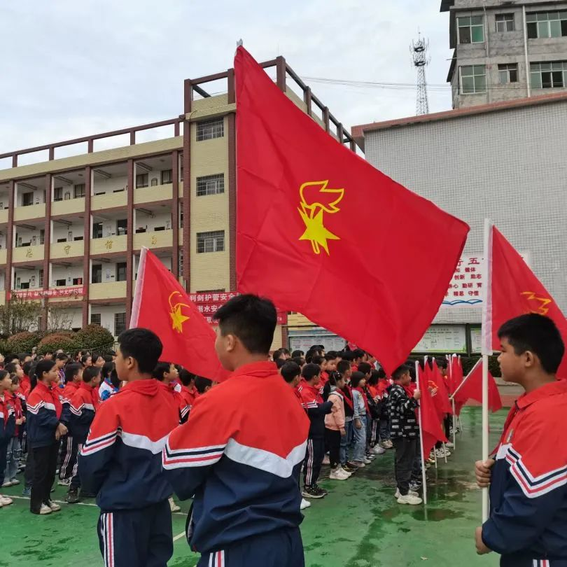 红心永向党，领巾传荣光