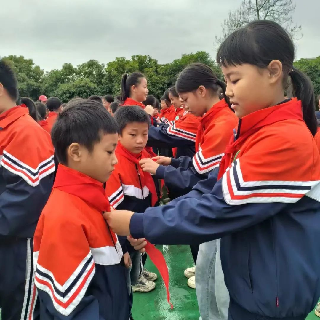 红心永向党，领巾传荣光