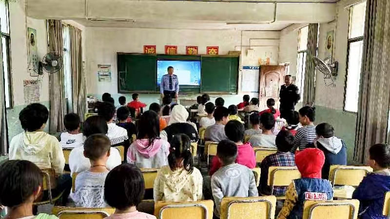 法制进校园,携手护成长