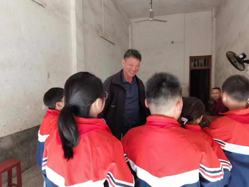 前行不忘躬耕者，重阳慰问暖秋色