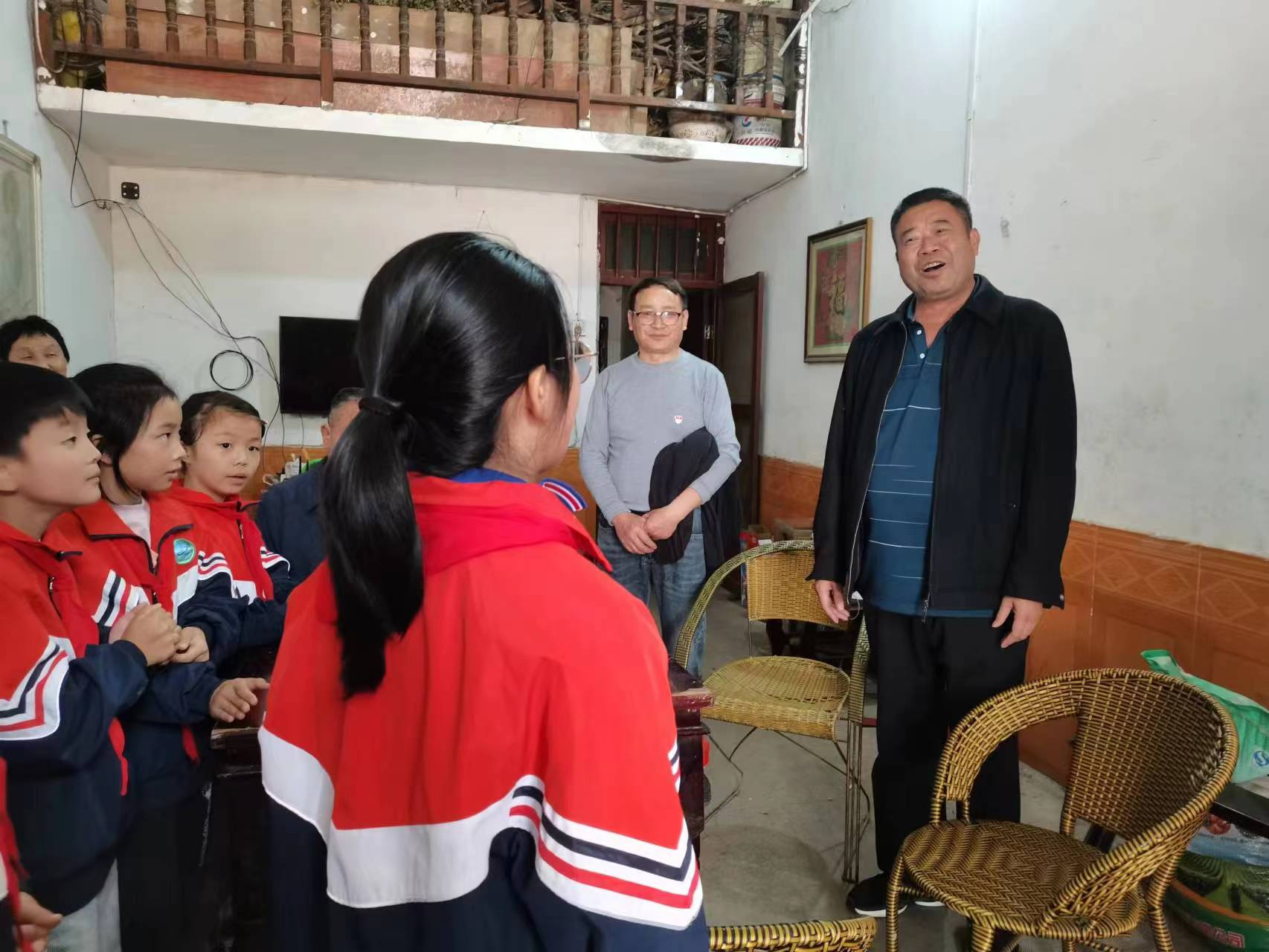 前行不忘躬耕者，重阳慰问暖秋色