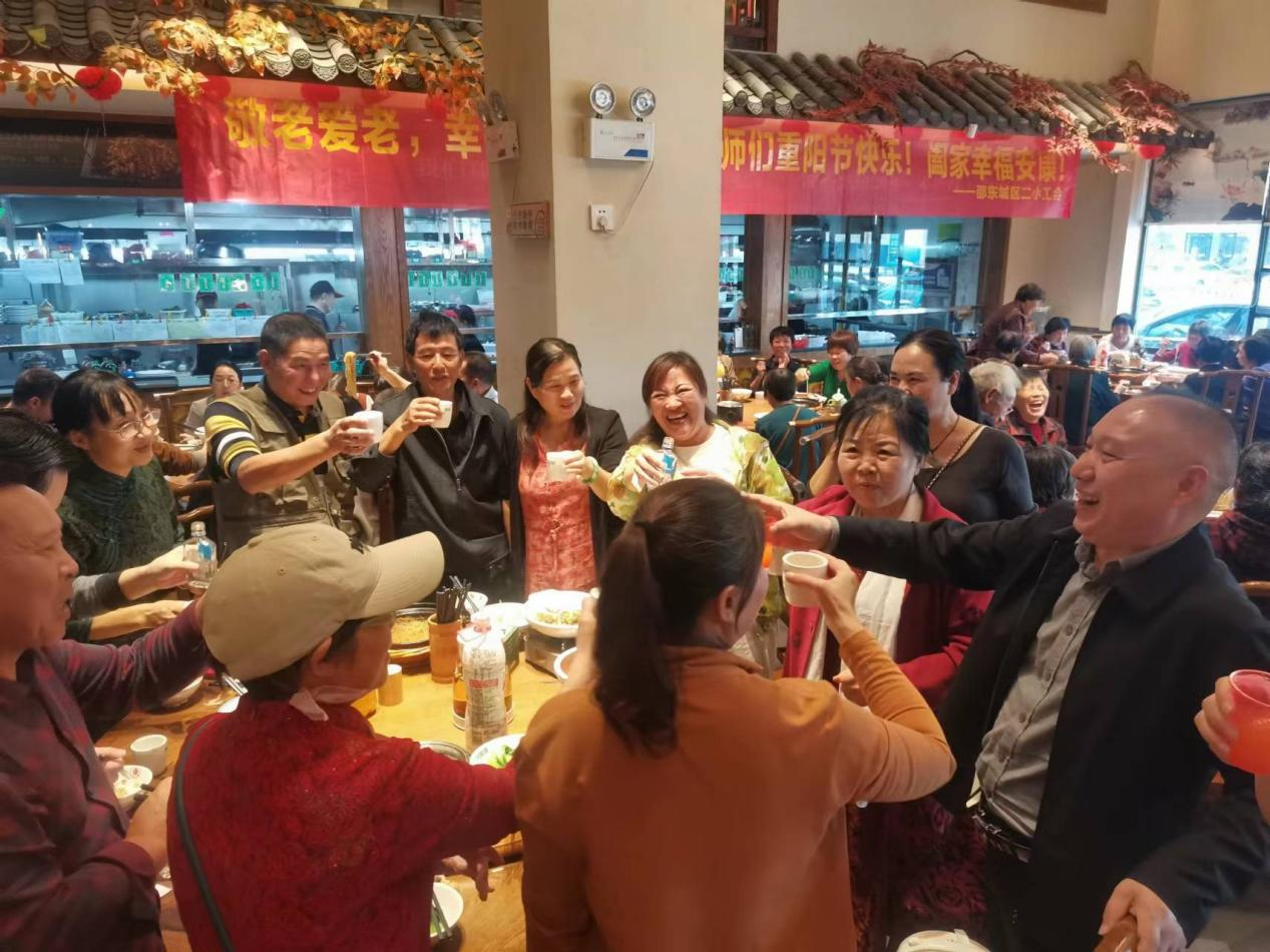 城区二小开展重阳节系列活动