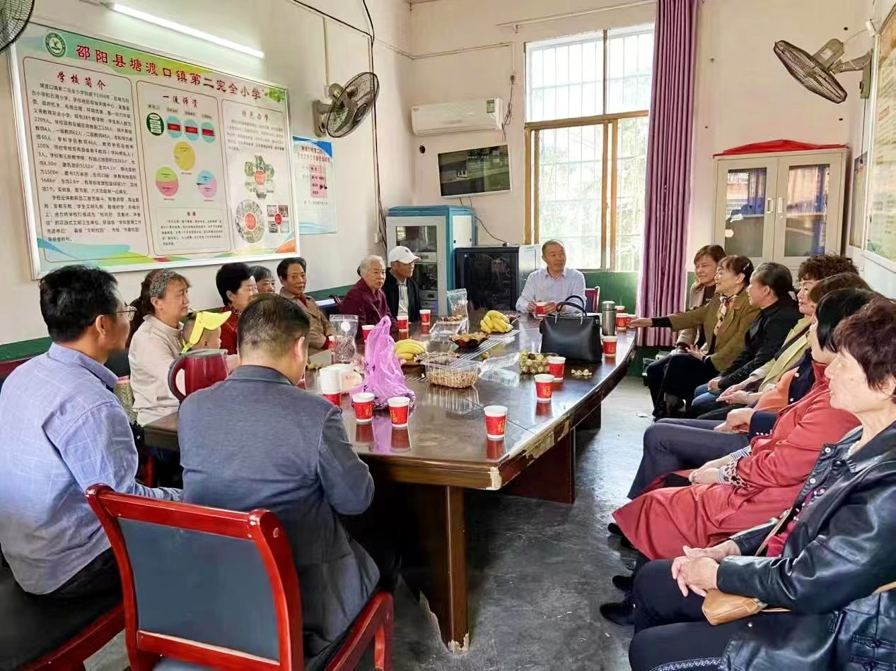 塘渡口镇第二完全小学开展重阳节活动