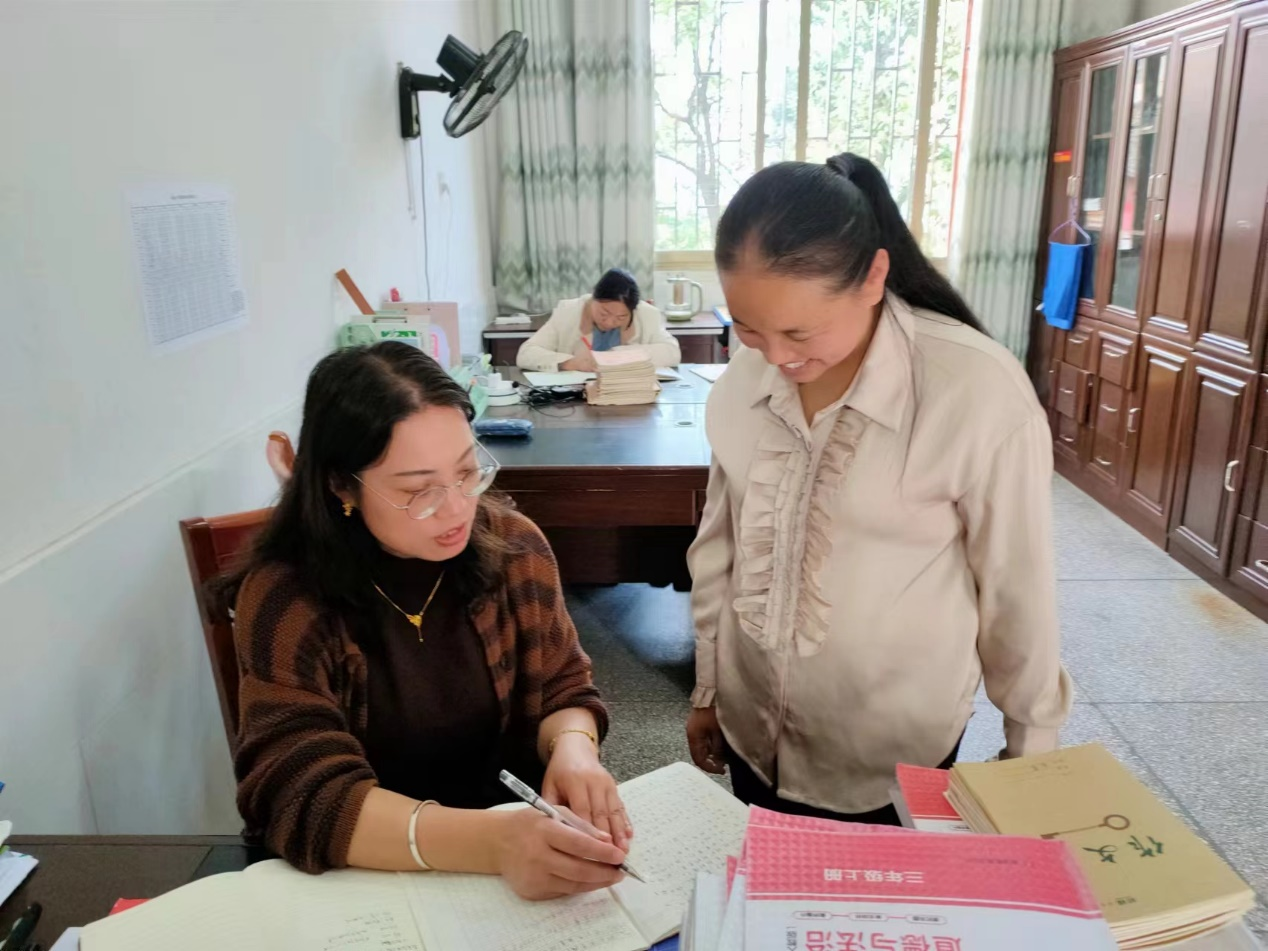 北塔区教育局：下沉一线听评课  耐心指导促提升