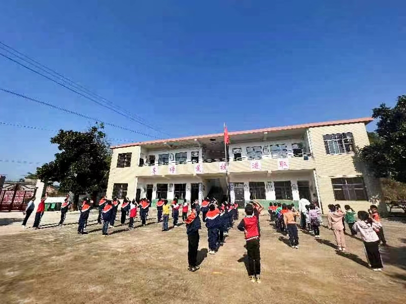 《重阳尽孝心，美德代代传》