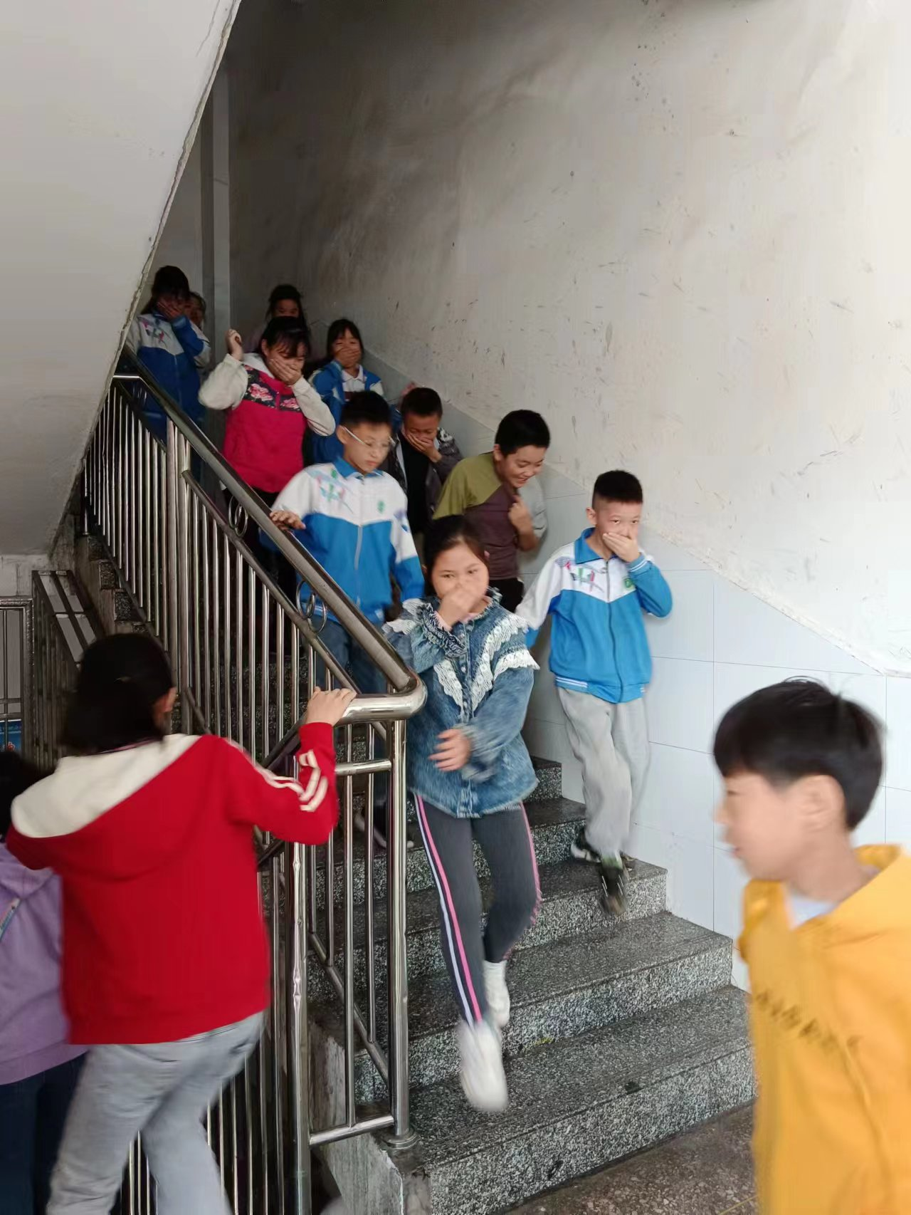 高沙镇中心小学开展消防疏散演练