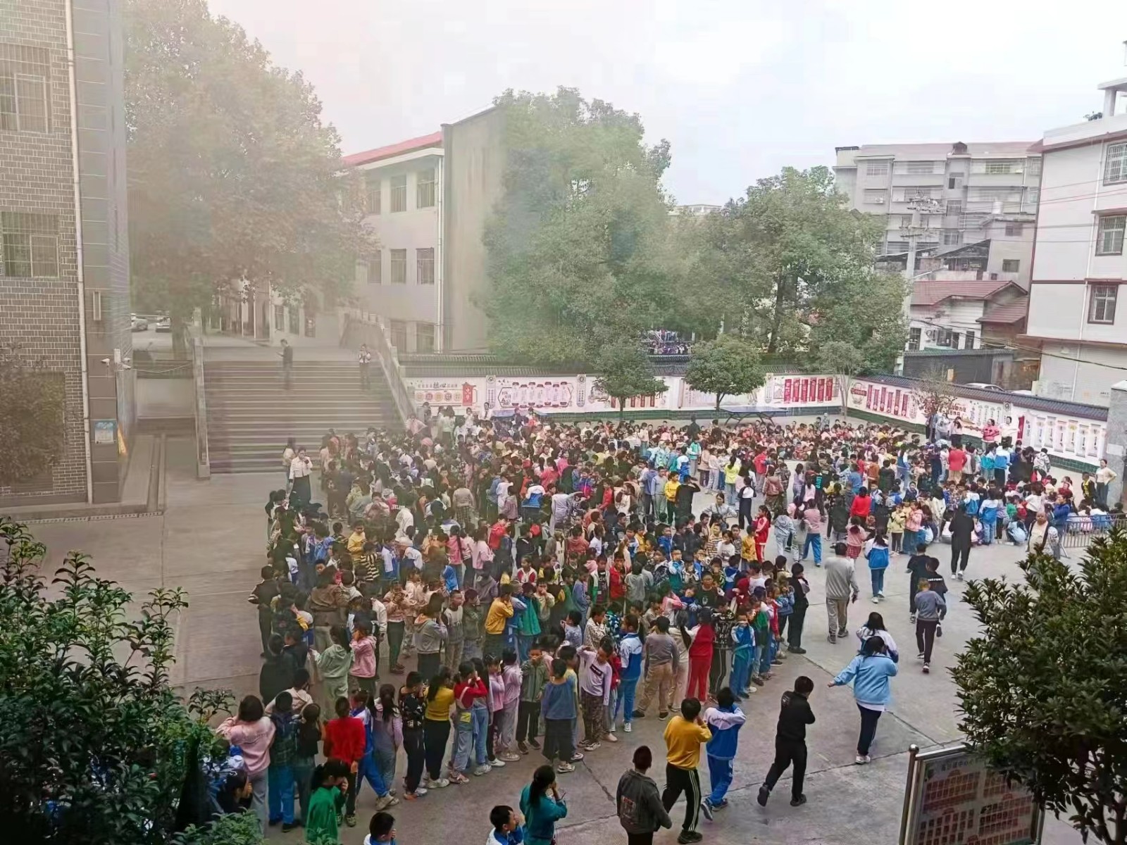 高沙镇中心小学开展消防疏散演练