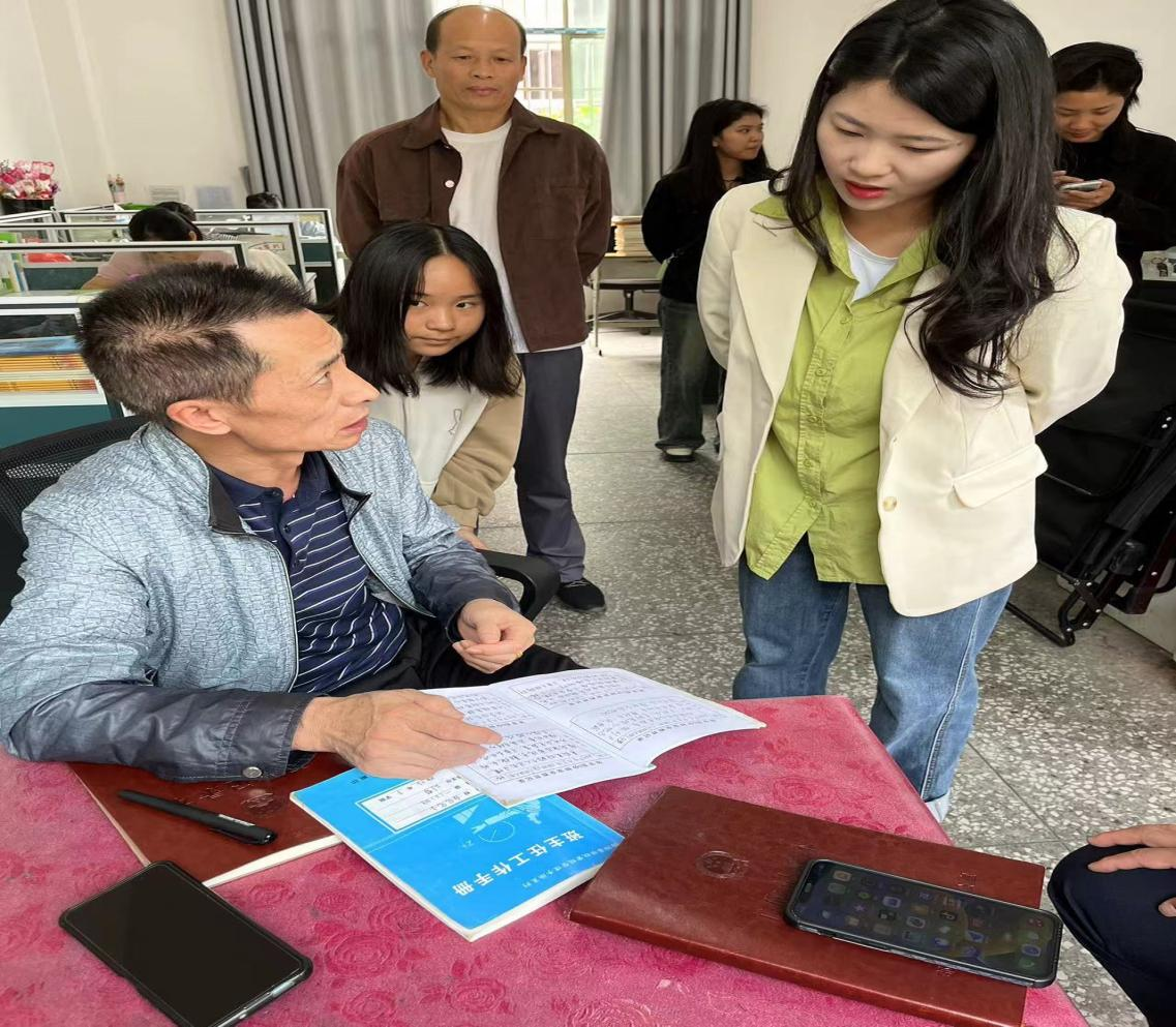 白仓镇中心学校书记带队推门听课 助推课堂教学高质量发展