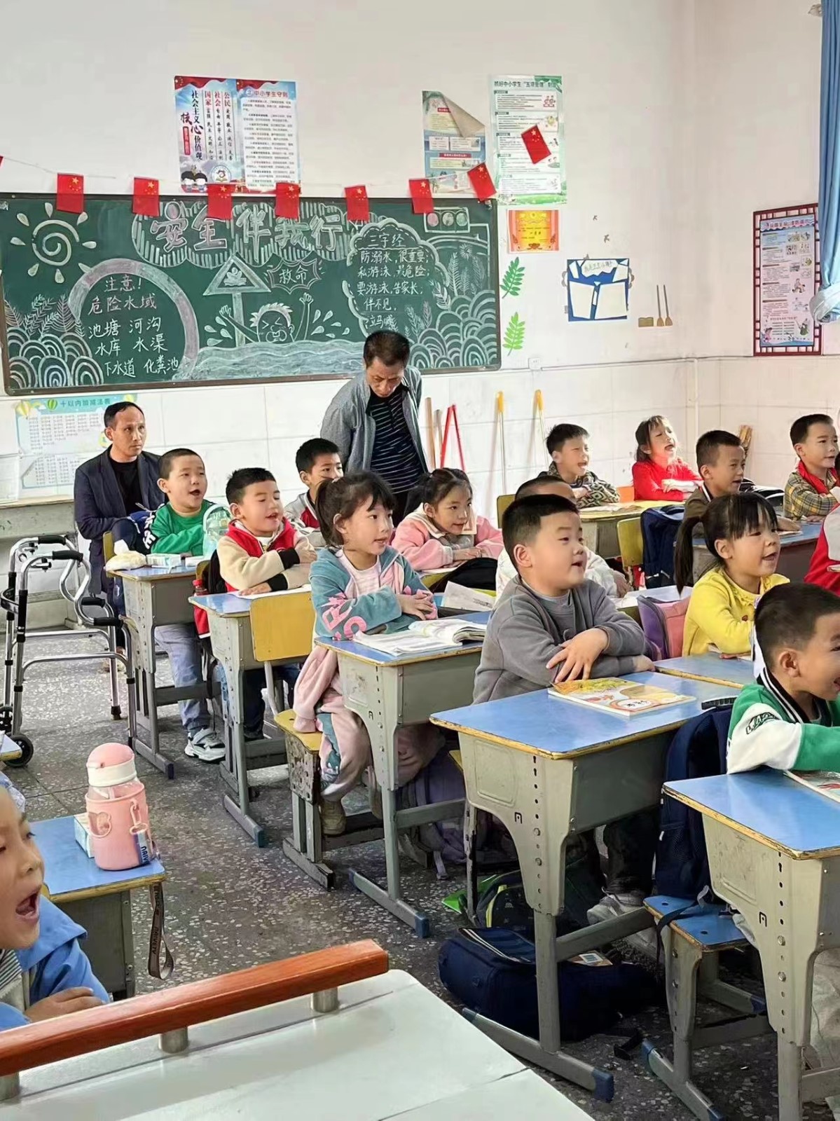 白仓镇中心学校书记带队推门听课 助推课堂教学高质量发展