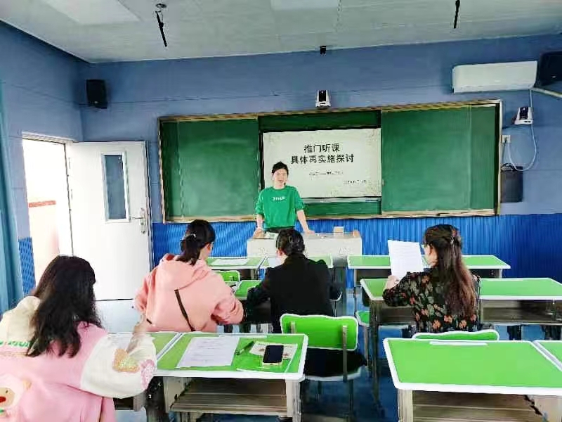 下花桥镇中心完全小学召开教研工作会议