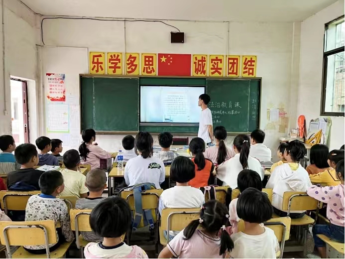 法治宣传进校园 护航青春促成长