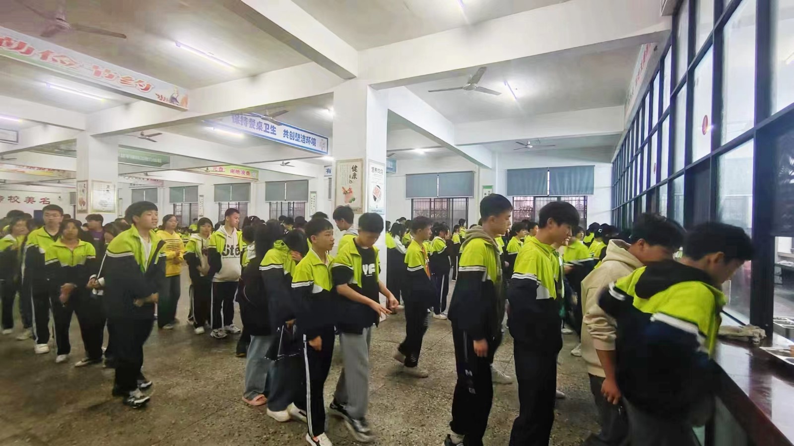 文明排队，守护“食”光