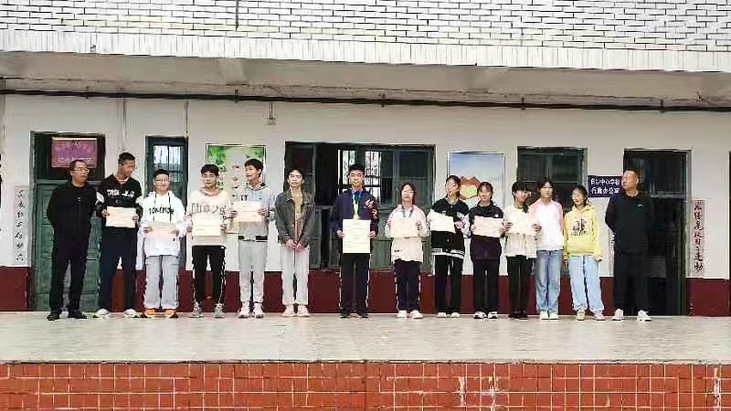 金石镇白沙中学举行升旗仪式暨田径运动会表彰大会