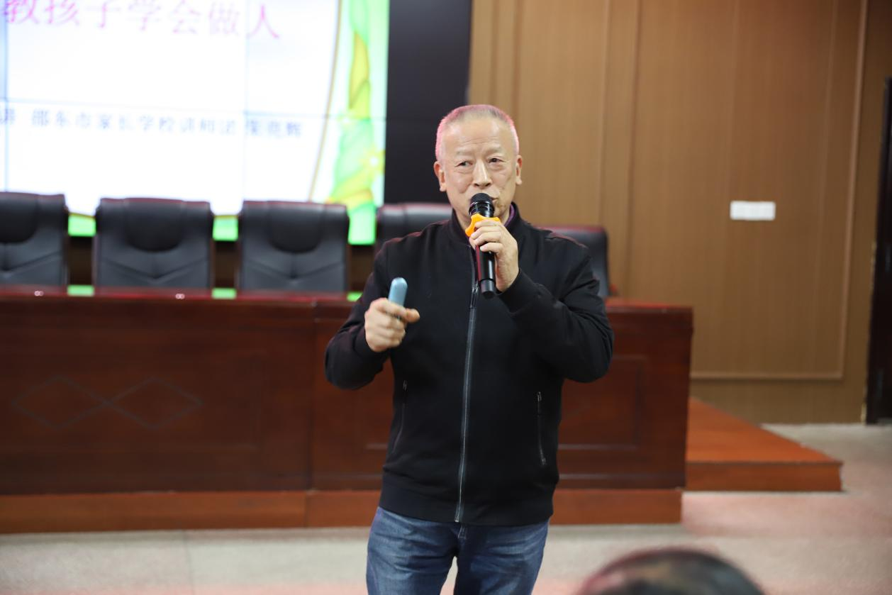 城区二小“家长学校”开学，三方协同育人