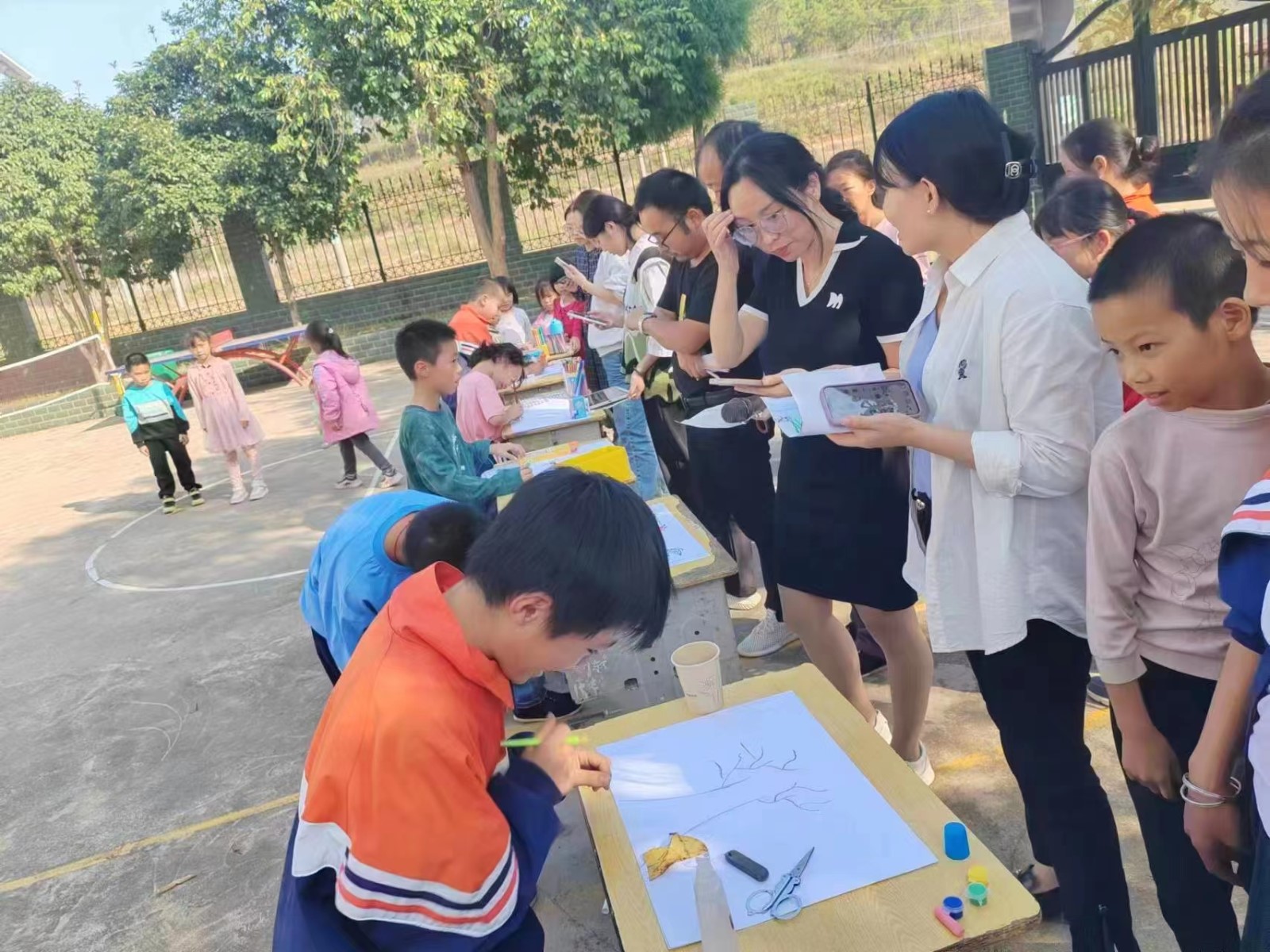 素质教育促成长，美育体育齐开花