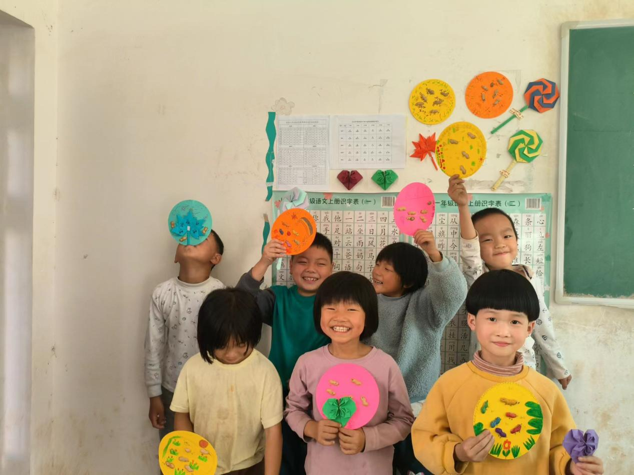 无私奉献向教育 爱心浇灌为学生