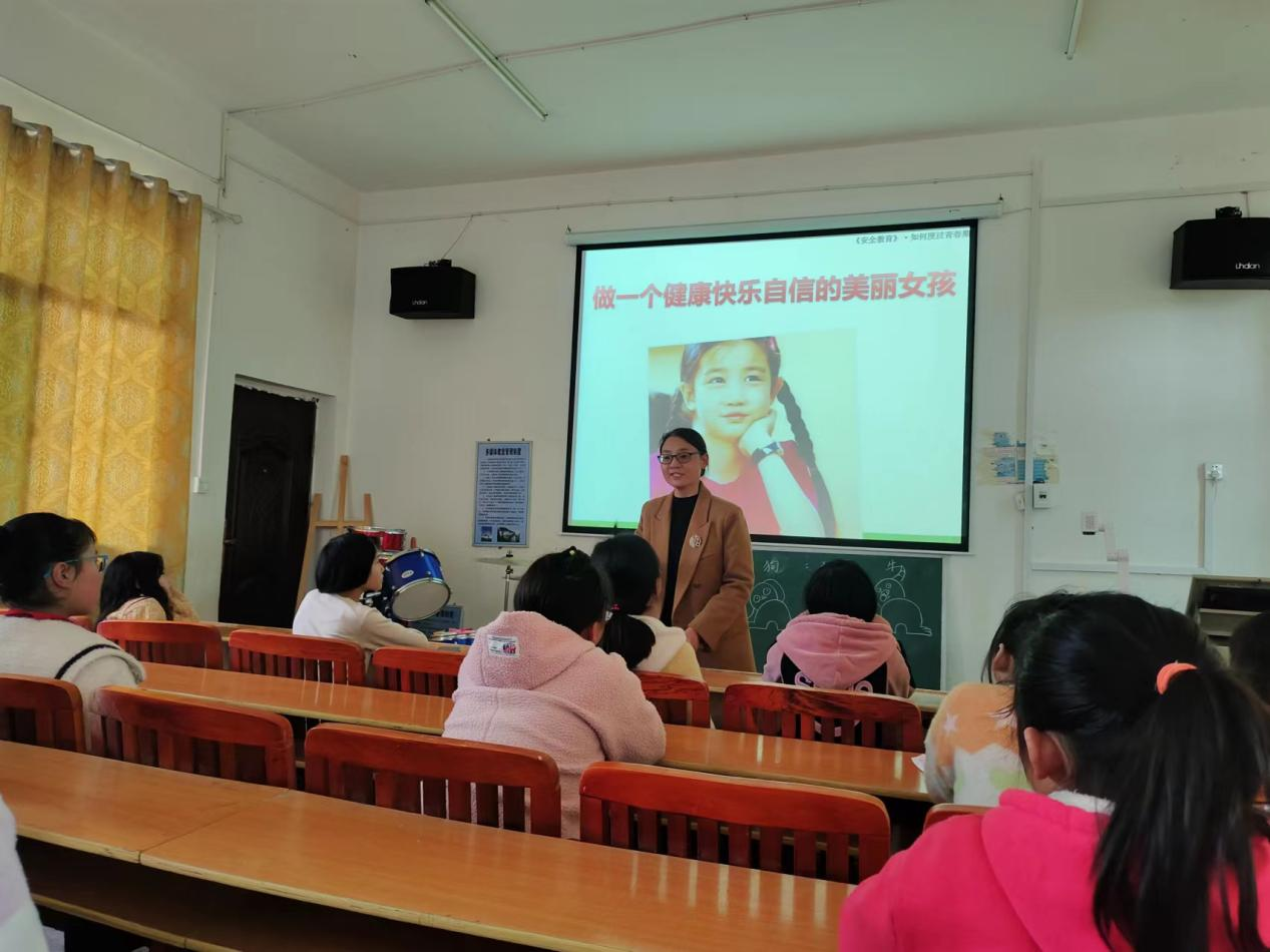 无私奉献向教育 爱心浇灌为学生