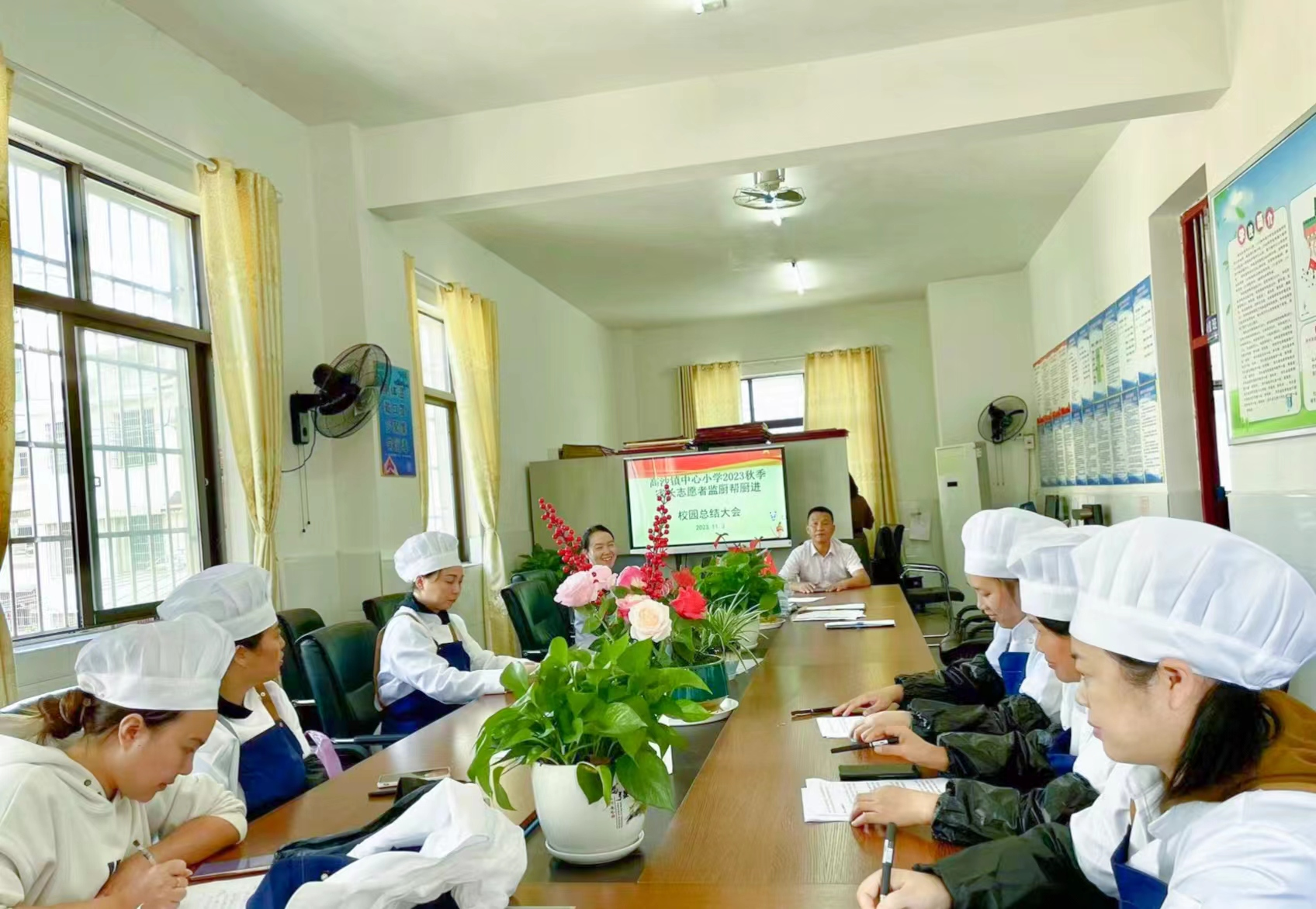 高沙镇中心小学开展家长志愿者监厨帮厨活动