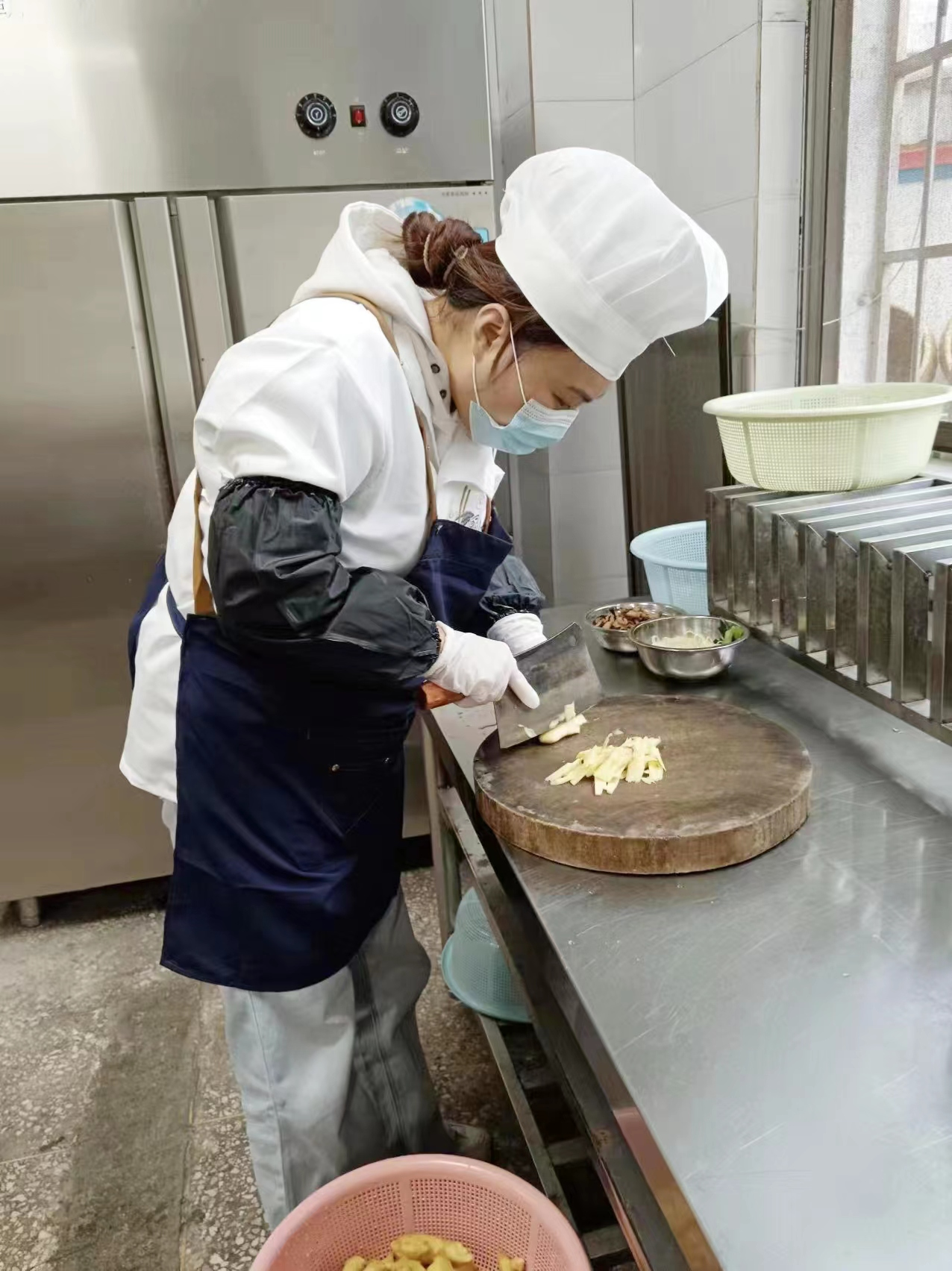 高沙镇中心小学开展家长志愿者监厨帮厨活动