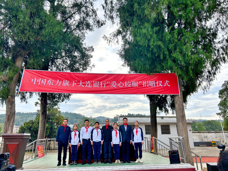 “爱是清泉，浇灌片片绿叶”