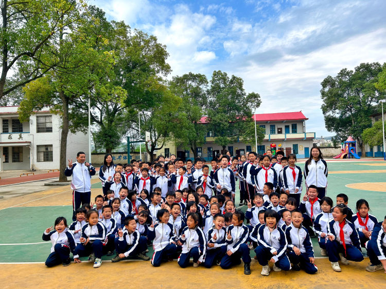 “爱是清泉，浇灌片片绿叶”