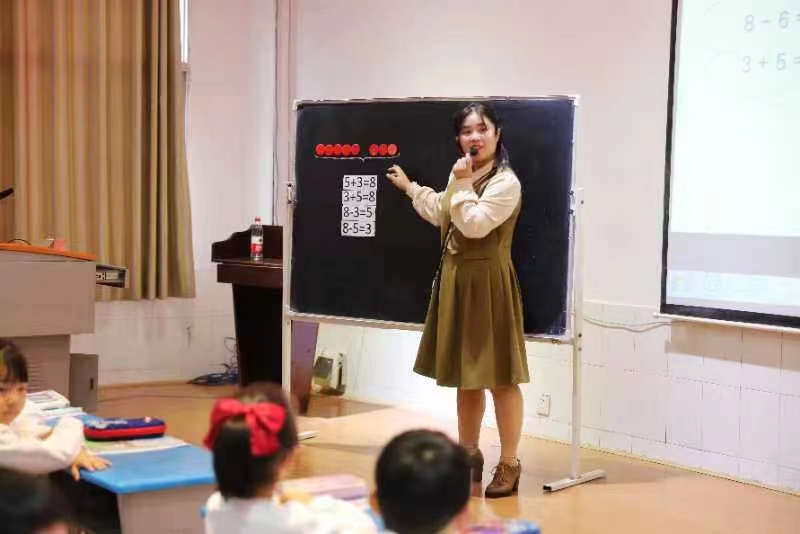 城区二小举行青蓝学院数学“菁优课”展示活动