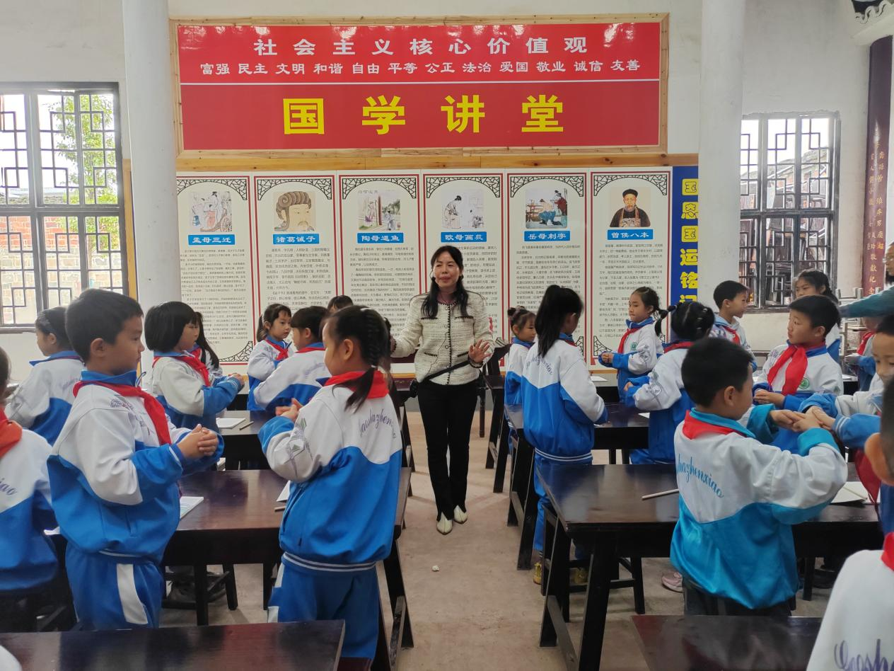 洞口县高沙镇中心小学开展参观曾八支祠研学活动