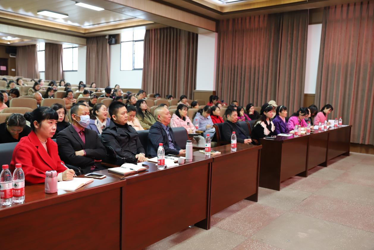 城区二小举行“学习任务群”视域下单元整体教学设计主题讲座