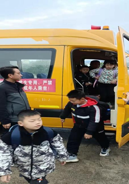 新宁县崀山镇窑市中心小学开展校车安全应急演练