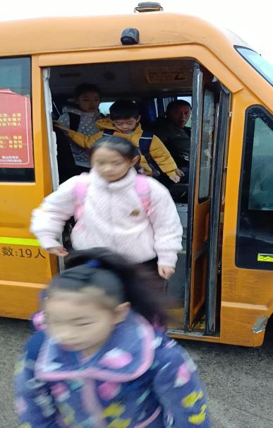 新宁县崀山镇窑市中心小学开展校车安全应急演练