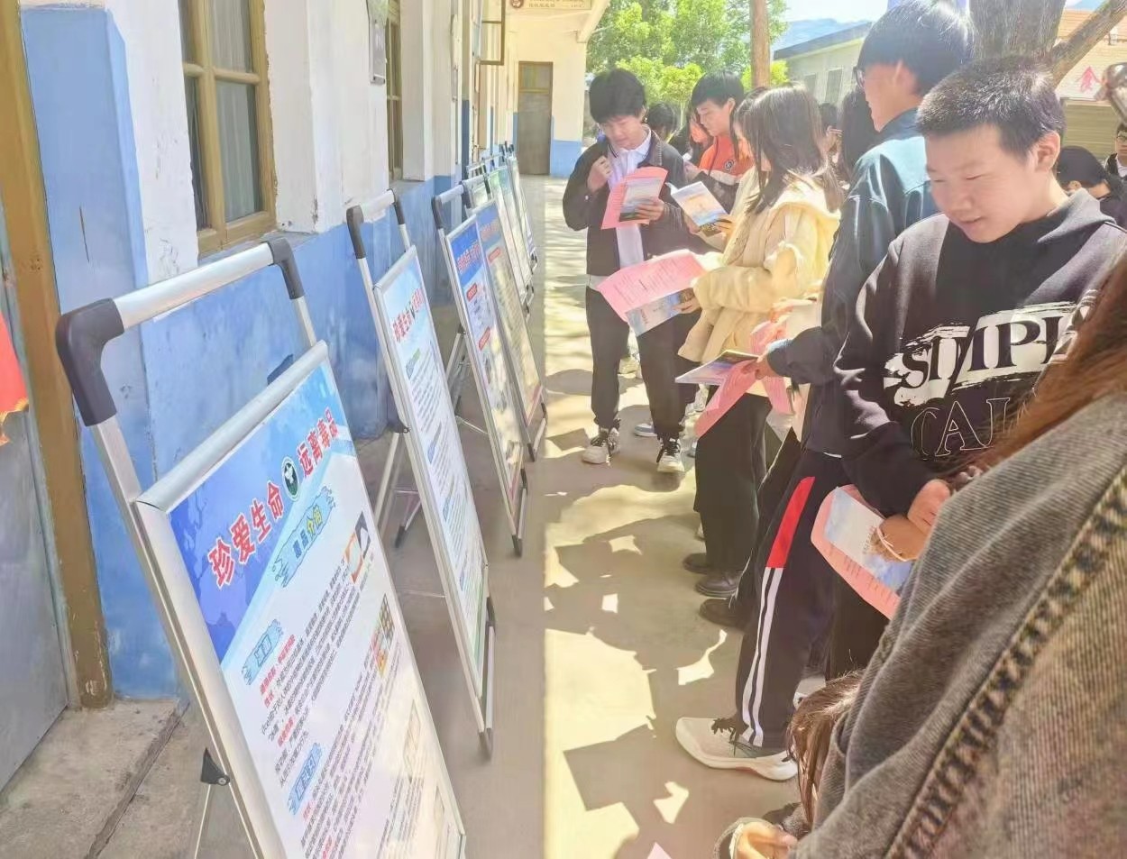 新宁县崀山镇窑市中学 开展“反电诈和禁毒”宣传活动