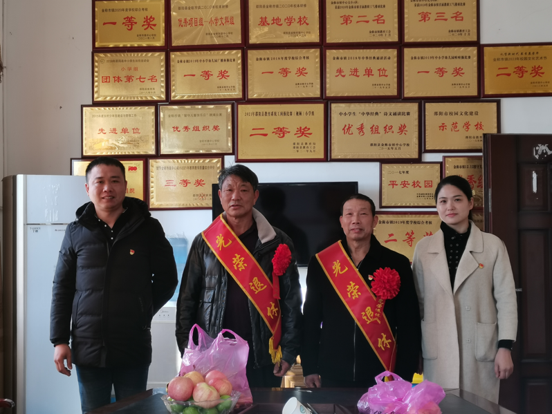 杏坛耕耘育桃李，倾尽丹心敬芳华