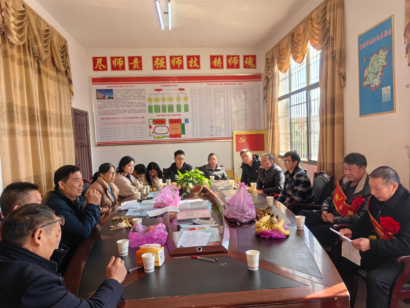 杏坛耕耘育桃李，倾尽丹心敬芳华