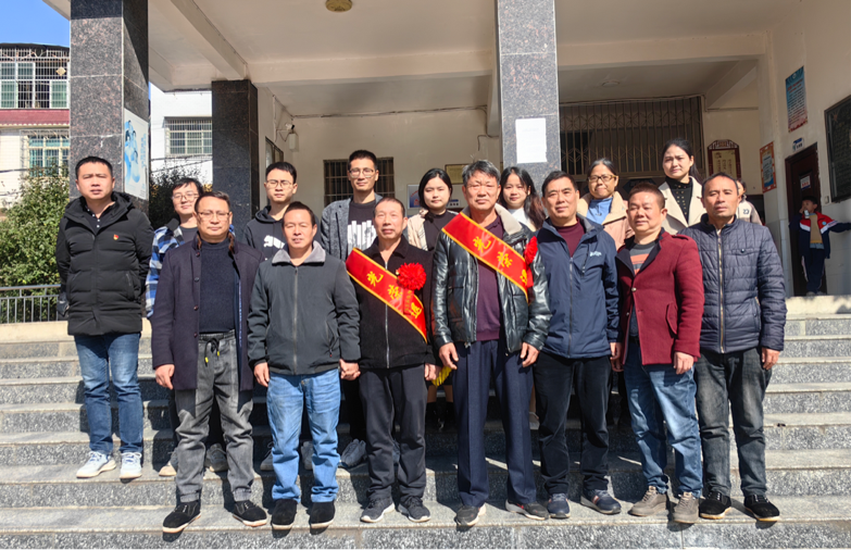 杏坛耕耘育桃李，倾尽丹心敬芳华