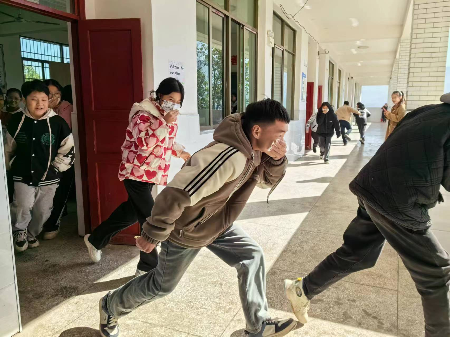 “开展消防演练，筑牢安全防线”