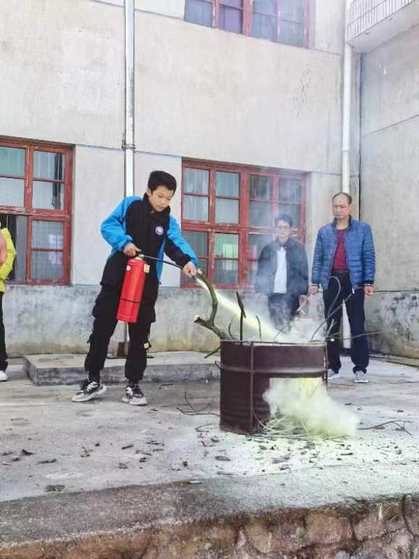 “开展消防演练，筑牢安全防线”