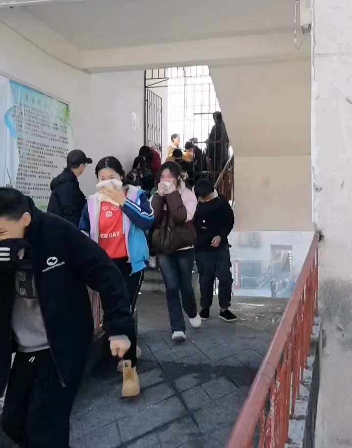 梽中消防演习进行时，师生共筑生命安全线