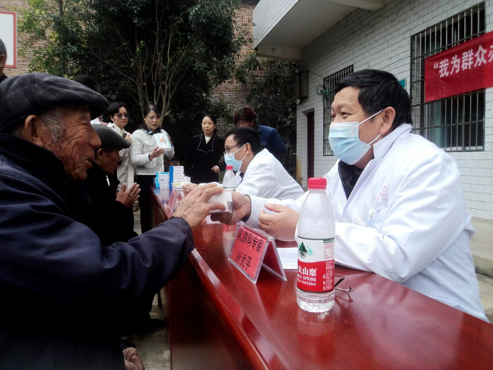 九三学社邵阳市委志愿者送医下乡慰冬寒