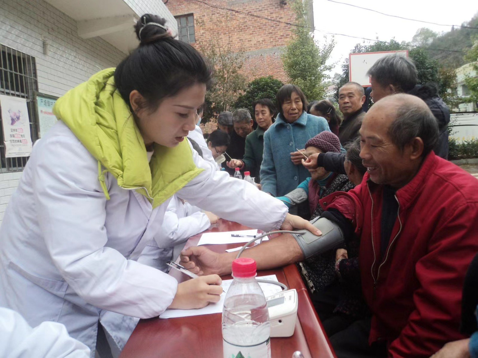 九三学社邵阳市委志愿者送医下乡慰冬寒