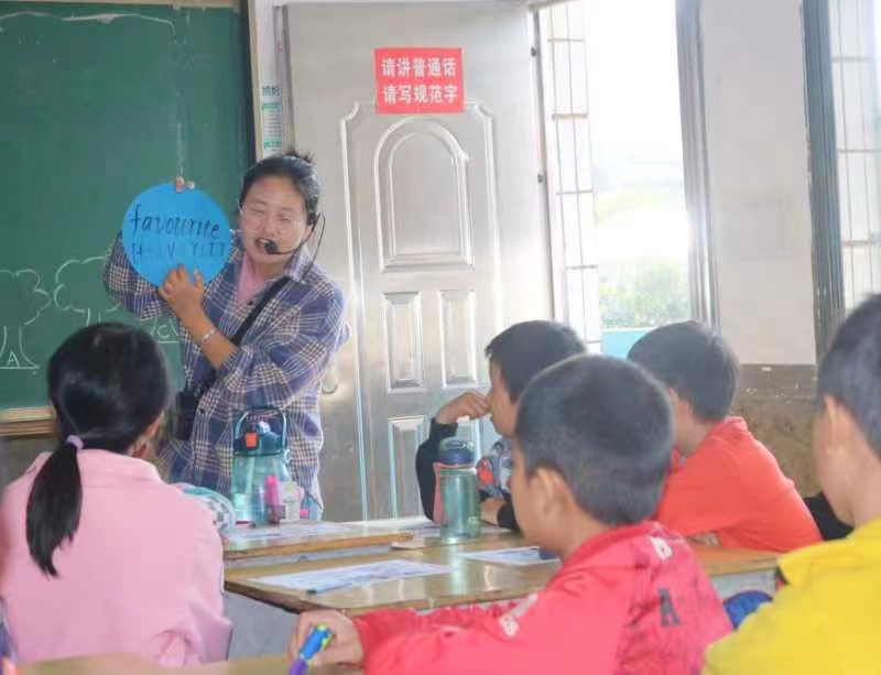 下花桥镇中学优化提质“送教下乡”与堡口小学开展校际互促活动
