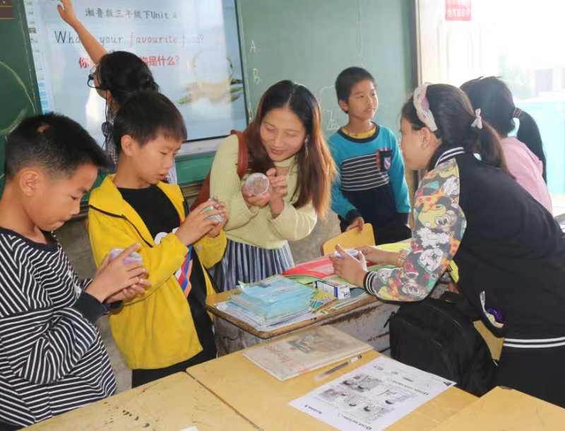 下花桥镇中学优化提质“送教下乡”与堡口小学开展校际互促活动