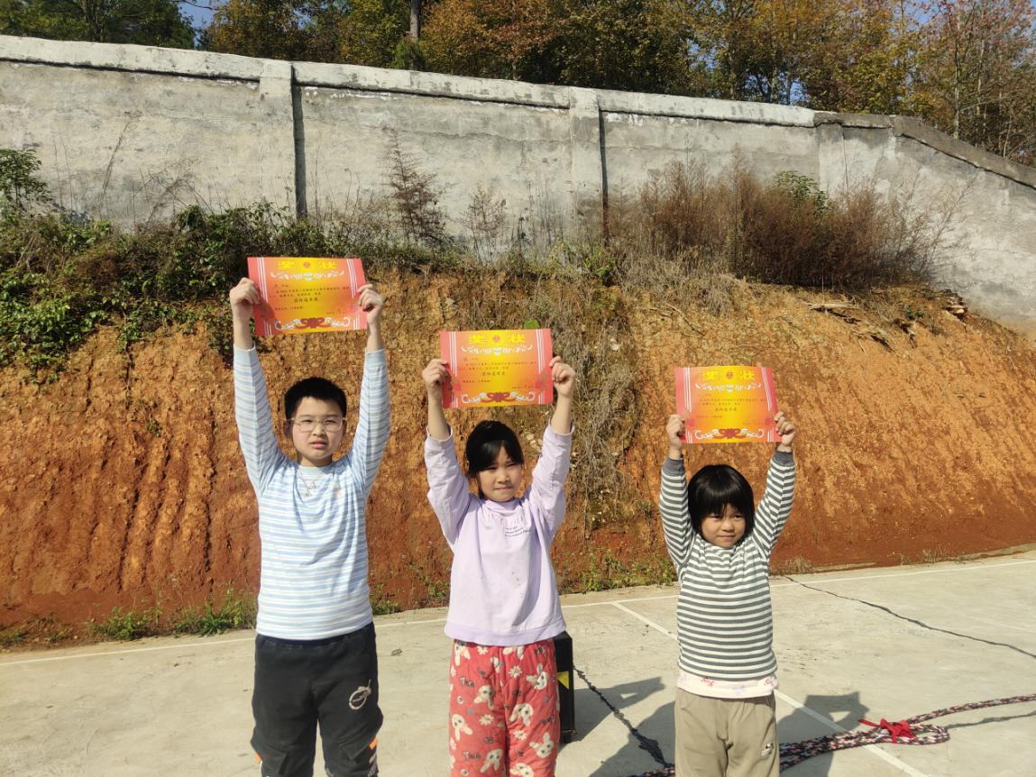 阳洒三青，情义“绳”起