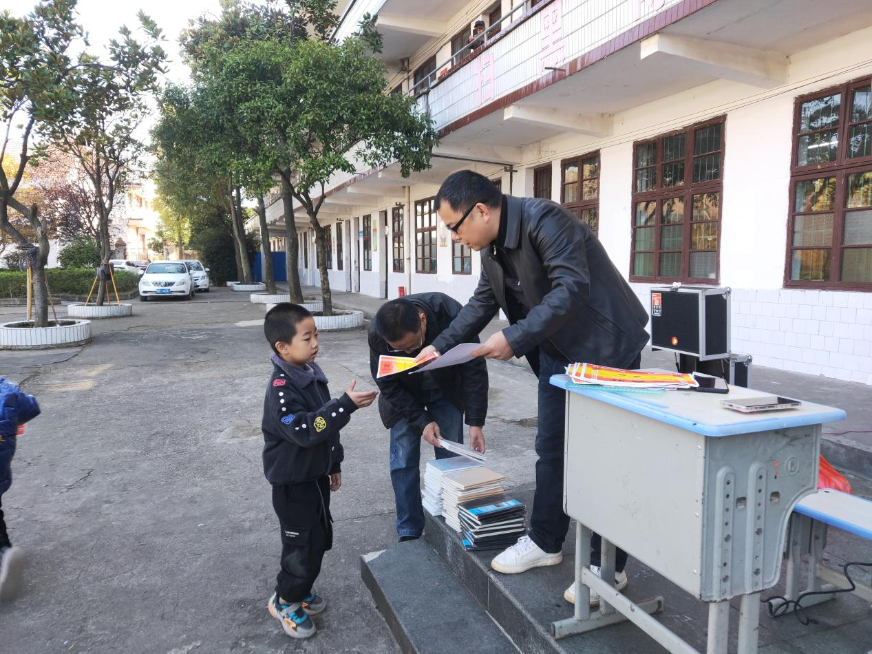 牛马司镇三尚学校举行期中表彰会